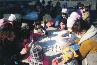 上浦児童館「地域の人たちとおもちをまるめたよ！」